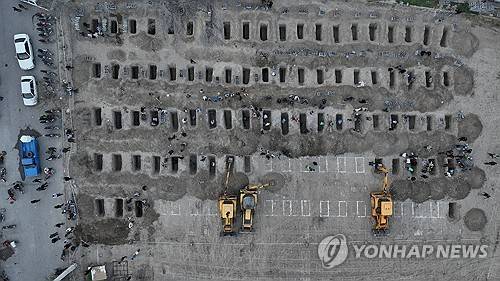 이란 미나브 초등학교 폭격 피해자들 무덤 (미나브 WANA 로이터=연합뉴스 자료사진) 이란 미나브 소재 한 초등학교가 폭격당한지 이틀 후인 2026년 3월 2일 사망자들의 무덤이 마련되고 있다. (Iranian Foreign Media Department/WANA (West Asia News Agency)/Handout via REUTERS/File Photo) [제3자 제공 사진. 크레딧 원문 표시 필수] 2026.3.23.