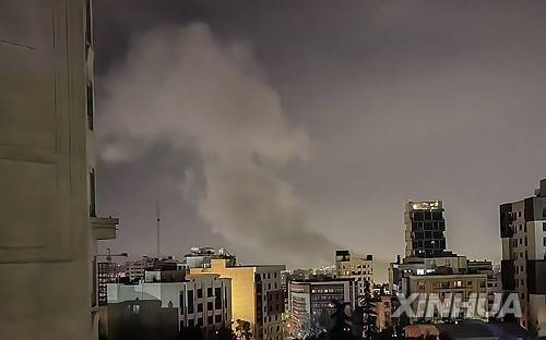 23일 테헤란 상공의 연기 (테헤란 신화=연합뉴스) 2026년 3월 23일 이란 테헤란에서 폭발이 일어난 후 연기가 하늘로 치솟고 있다. (Xinhua/Shadati) 2026.3.23.