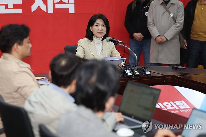 이진숙, 대구시당서 컷오프 입장 밝혀 (대구=연합뉴스) 김현태 기자 = 이진숙 전 방송통신위원장이 23일 오전 국민의힘 대구시당 회의실에서 국민의힘 공천관리위원회가 결정한 자신의 대구시장 후보자 컷오프(공천배제)에 대한 입장을 밝히고 있다. 2026.3.23 mtkht@yna.co.kr