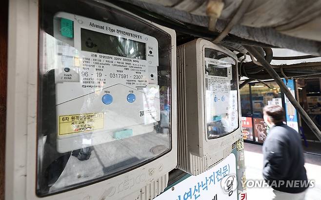 한전, 2분기 전기요금 동결 (서울=연합뉴스) 김인철 기자 = 한국전력이 2분기에 적용할 연료비 조정단가를 현재와 같은 ㎾h(킬로와트시)당 5원으로 유지한다고 밝힌 23일 서울 시내의 건물 외벽에 설치된 전기계량기 모습. 2026.3.23 yatoya@yna.co.kr