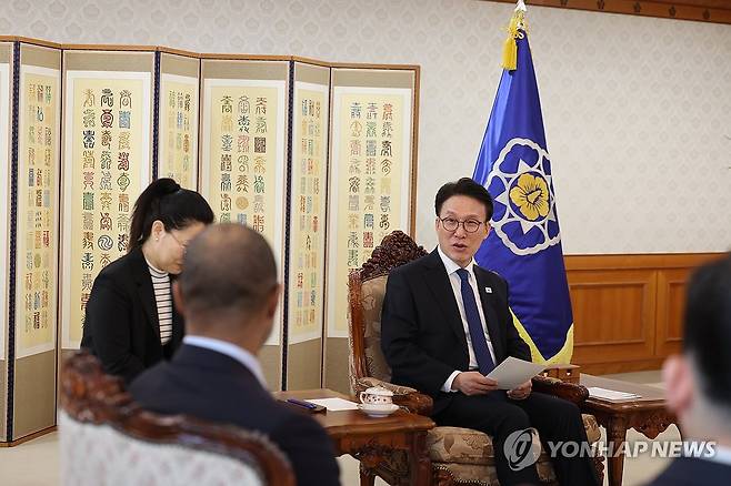 김민석 총리, 마이클 해리스 뉴욕증권거래소 부회장 접견 (서울=연합뉴스) 김민석 국무총리가 23일 서울 종로구 정부서울청사에서 마이클 해리스 뉴욕증권거래소 부회장을 접견하고 있다. 2026.3.23 [총리실 제공. 재판매 및 DB금지] uwg806@yna.co.kr
