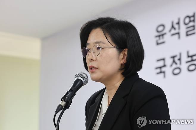 2차 종합특검 브리핑 (과천=연합뉴스) 서대연 기자 = 권창영 2차 종합특별검사팀 김지미 특검보가 23일 경기도 과천 특검사무실에서 수사 관련 사항을 브리핑하고 있다. 
    특검팀은 이날 검찰의 '도이치모터스 수사 무마 의혹'과 관련해 대검찰청과 서울중앙지검에 대한 강제수사에 착수했다. 2026.3.23 dwise@yna.co.kr