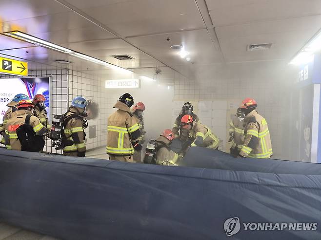 대구 지하철 진천역서 화재 (대구=연합뉴스) 23일 낮 12시 5분께 대구 달서구 도시철도 1호선 진천역 지하 환기실에서 냉각탑 절단 작업 중 불꽃이 기계를 둘러싼 내장재에 튀며 화재가 발생했다. 소방 당국은 차량 34대와 인력 96명을 투입해 오후 1시 22분께 불을 껐다. 화재로 인해 연기가 대합실을 비롯해 지하철역 내부에 가득 차면서 지하철을 이용하려던 시민 등이 불편을 겪었다. 2026.3.23 [대구시소방본부 제공.재판매 및 DB금지] yongmin@yna.co.kr
