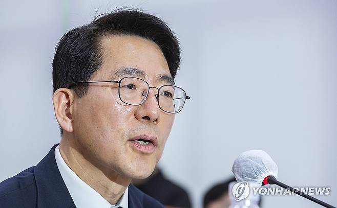 인사청문회에서 질문에 답하는 황종우 해수부 장관 후보자 (서울=연합뉴스) 황광모 기자 = 황종우 해양수산부 장관 후보자가 23일 국회 농림축산식품해양위원회에서 열린 인사청문회에서 의원 질의에 답하고 있다. 2026.3.23 hkmpooh@yna.co.kr