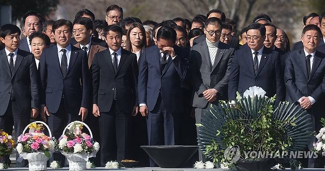 정청래 대표, 봉하마을서 눈물 (김해=연합뉴스) 김동민 기자 = 더불어민주당 정청래 대표가 23일 오전 경남 김해시 진영읍 봉하마을 노무현 전 대통령 묘역을 참배하며 눈물을 흘리고 있다. 2026.3.23 image@yna.co.kr