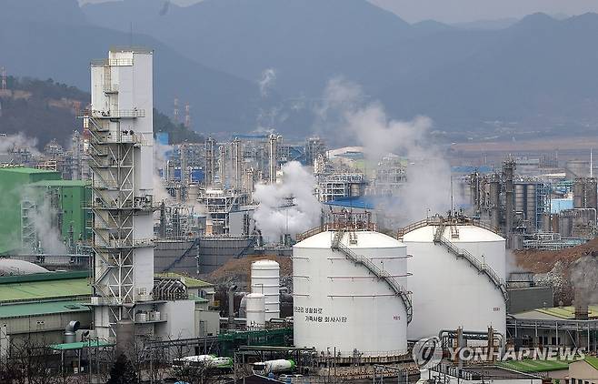여수 석유화학단지 (여수=연합뉴스) 조남수 기자 = 국제유가가 배럴당 100달러를 돌파한 9일 전남 여수시 석유화학단지 공장에서 수증기가 피어오르고 있다. 2026.3.9 iso64@yna.co.kr