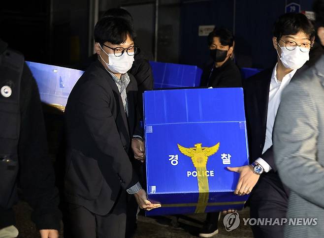 안전공업 압수수색 마친 경찰 (대전=연합뉴스) 이주형 기자 = 23일 오후 대전경찰청 관계자들이 대전 대덕구 안전공업 본사 압수수색을 마치고 압수물을 들고나오고 있다. 2026.3.23 coolee@yna.co.kr