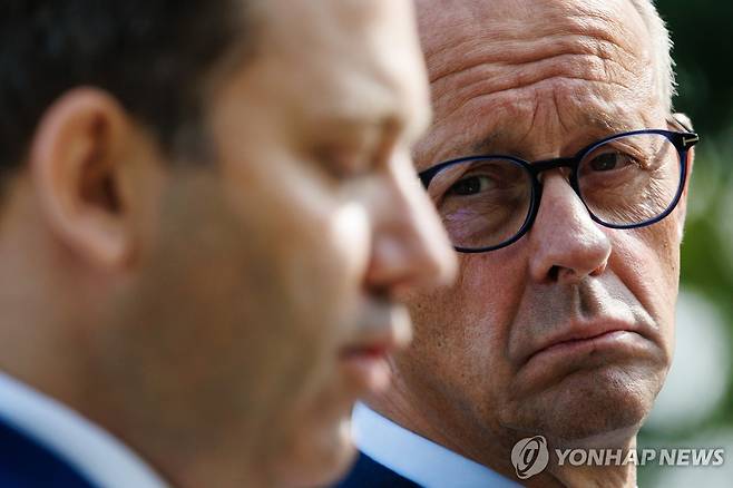 라르스 클링바일 SPD 공동대표(왼쪽), 프리드리히 메르츠 독일 총리 [EPA 연합뉴스 자료사진. 재판매 및 DB 금지]