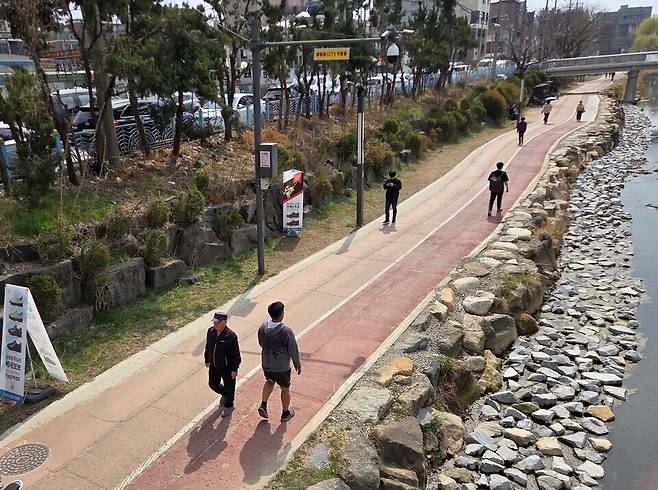 ▲ 24일 낮 1시쯤 수원천 인근에서 시민들이 산책과 러닝을 즐기고 있다.
