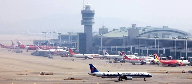 ▲ 인천국제공항공사, 한국공항공사 및 가덕도신공항건설공단의 통합론은 역사의 순리를 역행하는 중앙집권화 시도다. 이는 수도권 집중의 심화와 지방소멸의 가속이라는 부작용을 낳게 될 것이다. 인천공항 전망대에서 바라본 인천국제공항 계류장 모습. /인천일보DB