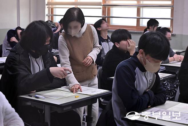 올해 첫 전국연합학력평가가 실시된 24일 오전 수원시 효원고등학교 3학년 교실에서 학생들이 시험을 준비하고 있다. 김경민기자