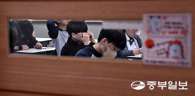 올해 첫 전국연합학력평가가 실시된 24일 오전 수원시 효원고등학교 3학년 교실에서 학생들이 시험을 준비하고 있다. 김경민기자