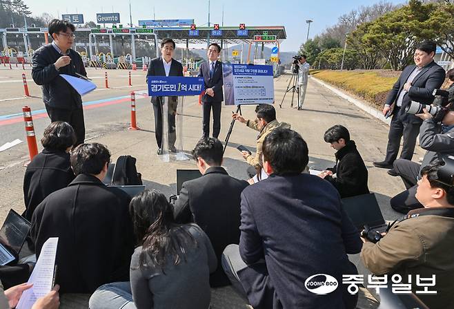 김동연 더불어민주당 경기도지사 경선 후보가 24일 오후 용인서울고속도로 금토영업소 앞에서 '경기도민 SOC 펀드' 공약을 발표하고 있다. 임채운기자