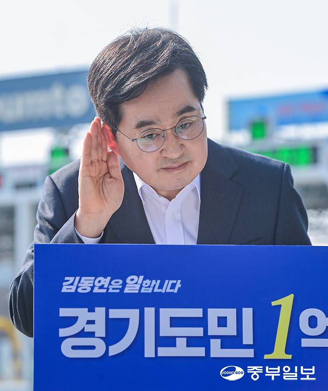 김동연 더불어민주당 경기도지사 경선 후보가 24일 오후 용인서울고속도로 금토영업소 앞에서 '경기도민 SOC 펀드' 공약을 발표하고 취재진의 질의를 경청하고 있다. 임채운기자