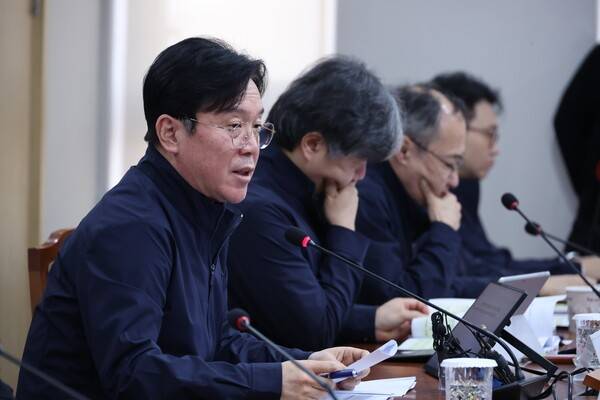 김영훈 고용노동부 장관이 16일 세종시 정부세종청사에서 '산업안전 강화 기관장 회의'를 주재하고 있다. /연합뉴스