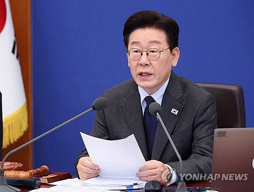 이재명 대통령이 24일 청와대에서 열린 국무회의에서 발언하고 있다.