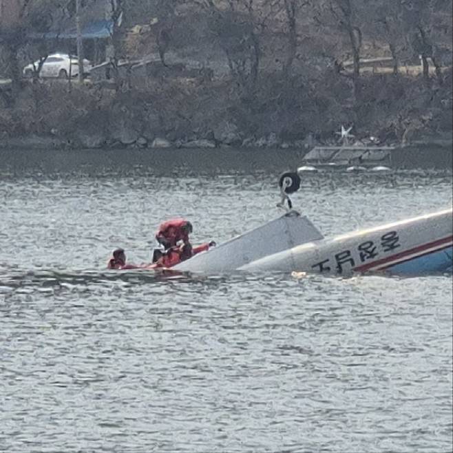 24일 천안 입장면에서 발생한 산불을 진화하기 위해 투입된 헬기가 저수지에 추락했다. /사진=천안서북소방서 제공