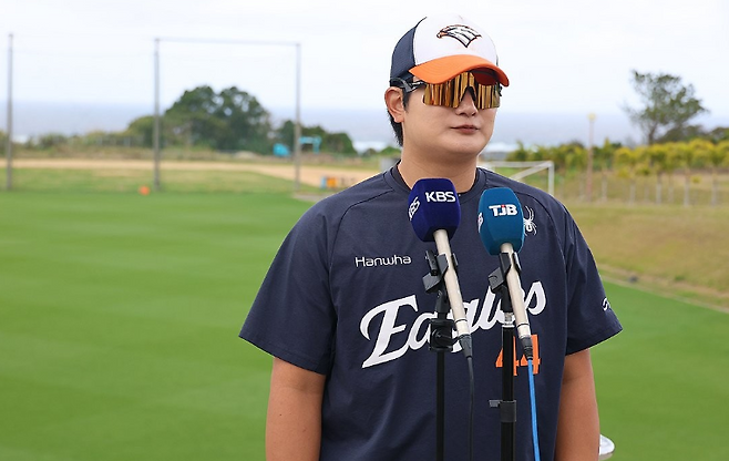 이달 초 일본 오키나와 스프링캠프에서 TJB와의 인터뷰를 진행 중인 김서현