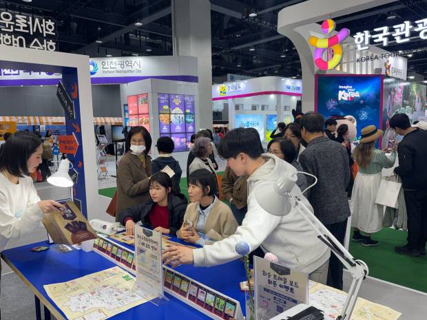 지난 22일 서울 코엑스 마곡 전시장에서 열린 '2026 내나라 여행박람회'에서 관람객들이 '화순 트래블 보드'를 통해 자신만의 여행 동선을 꾸리고 있다. 화순군 제공