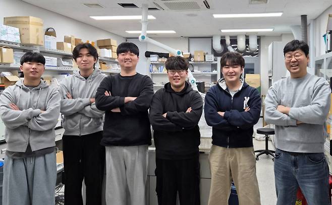 전남대학교 안효성 교수팀이 외부 자극에 반응해 스스로 구조를 갖추는 '스마트 소재'의 핵심 원리를 밝혀내며 국제적 연구 역량을 입증했다. /전남대 제공