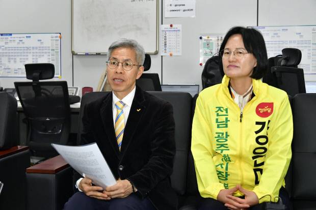 강은미 정의당 광주시당 위원장이 24일 광주시의회 기자실에서 권영국 당대표와 함께 전남광주특별시장 후보 출마 의사를 밝히고 있다.