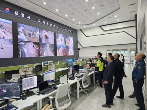강릉시와 강릉경찰서 교통과는 23일 재난·재해, 긴급출동 등 긴급상황 발생 시 신속하고 체계적인 교통 대응체계 점검을 위해 도시정보센터 ITS 신호제어시스템을 활용한 센터제어 교통신호 운영 합동훈련을 실시했다.