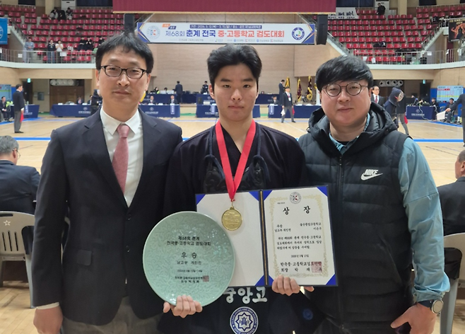 울산중앙고 검도부 이은우는 지난 12일부터 15일까지 전남 강진 실내체육관에서 열린 제68회 춘계전국중고등학교 검도대회에서 고등부 개인전 우승을 차지했다. 시체육회 제공