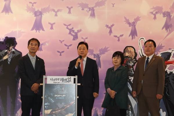 웹툰 <나 혼자만 레벨업> 팝업전시회의 미디어데이가 열린 23일 박완수 도지사가 인사말을 하는 모습. 왼쪽부터 고 장성락 작가의 아버지 장호천 씨, 박완수 도지사, 어머니 경창숙 씨, 박주언 도의원./주성희 기자