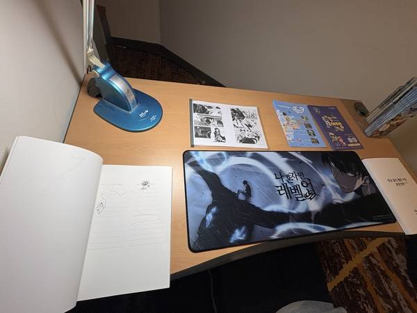 웹툰 <나 혼자만 레벨업> 팝업전시회에 있는 고 장성락 작가의 어릴 적 그림 모음집. /주성희 기자