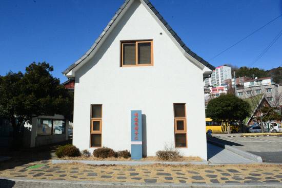 통영시 윤이상기념전시관과 공원에 있는 베를린하우스는 윤이상 선생의 베를린 자택 모양을 본 딴 조성했다. 건물 1층에는 음악 도서관이 들어와, 선생의 악보 전집, 기타 음악 관련 도서들을 열람할 수 있게 되었고, 2층은 선생의 서재와 응접실이 베 음악을 전공하는 젊은이들에게 이 공간은 성지 순례 코스가 되어가고 있다.