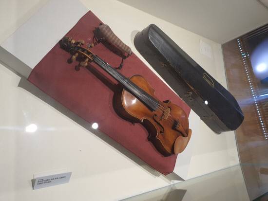윤이상 선생이 유학 시절 부터 사용했던 바이올린
