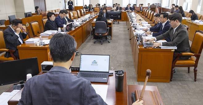 24일 국회에서 열린 국회 행정안전위원회 법안심사제1소위원회에서 위원장인 더불어민주당 윤건영 의원이 개회를 선언하고 있다. 연합뉴스