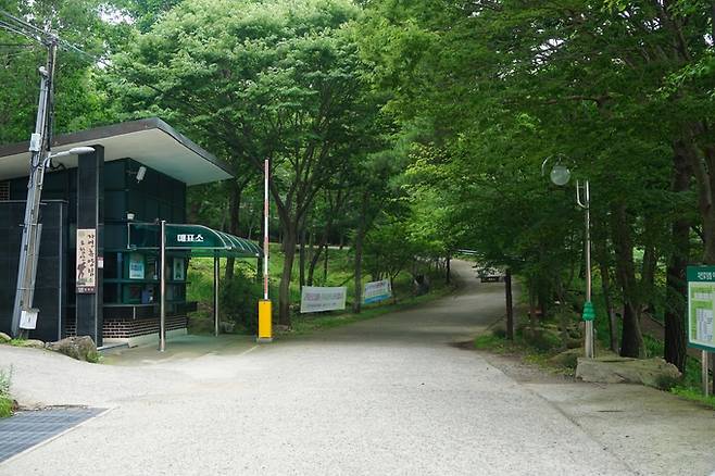 ▲ 경주시시설관리공단이 운영하는 토함산자연휴양림이 교통약자 고객의 접근성을 높이기 위하여 '숲-마중' 픽업서비스를 오는 4월 1일부터 시범운영한다. 사진은 토함산자연휴양림 입구 모습.