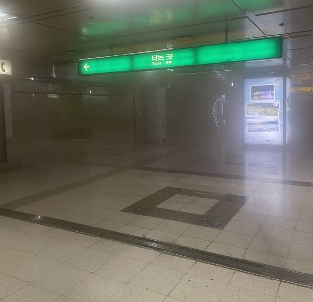 지난 23일 대구도시철도 1호선 진천역에서 발생한 화재 당시 모습. 지하 1층에 있는 대합실에 유독 가스가 꽉 차 있다. 진천역에서 근무한 역무원들은 시민 대피를 위해 이 같은 유독 가스를 흡입했지만 즉각적인 조치를 받지 못한 채 정상 근무를 한 것으로 알려져 대구교통공사의 대응이 도마 위에 올랐다. 대구교통공사노동조합 제공