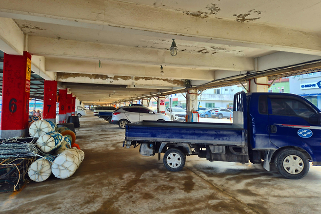 오징어로 가득차야할 울릉도 저동항 위판장에 차량들만 가득차 있다. 홍준기기자