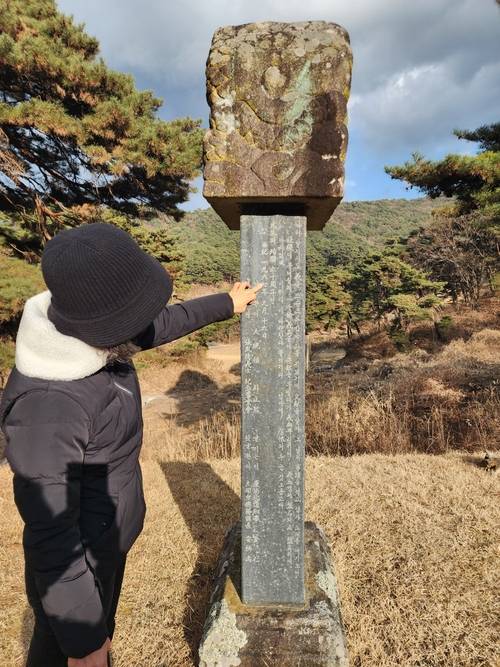 예천군 보문면 수계리에 있는 의병장 장윤덕 선생 묘소에 관람객이 비석 옆면에는 비문을 살펴보고 있다. 장석원기자
