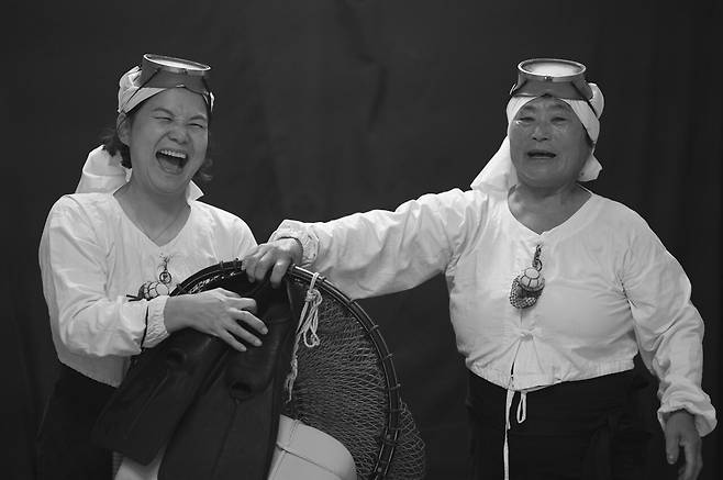 진명자(사진 오른쪽) 노진영 고부 해녀. 열다섯에 물질을 시작한 시어머니 진명자와 마흔 넷 늦은 나이에 시어머니의 반대를 설득하며 해녀가 된 며느리 노진영. 지금은 고부가 함께 제주바다를 품고 있는 가문해녀다. ⓒ 양종훈 사진가