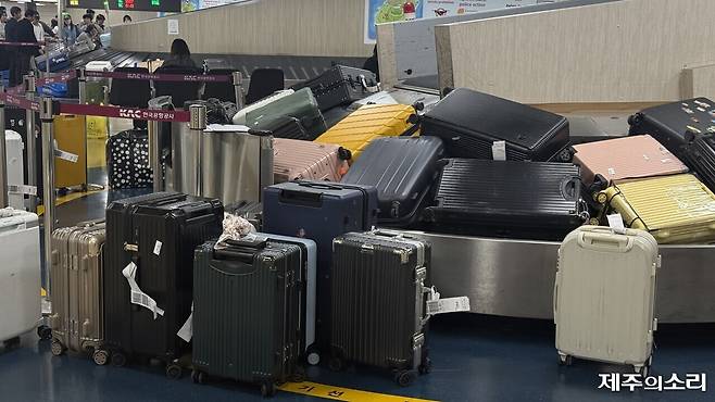 제주공항 국제선 도착장 수하물 컨베이어 벨트가 캐리어로 가득 차있는 모습. ⓒ제주의소리