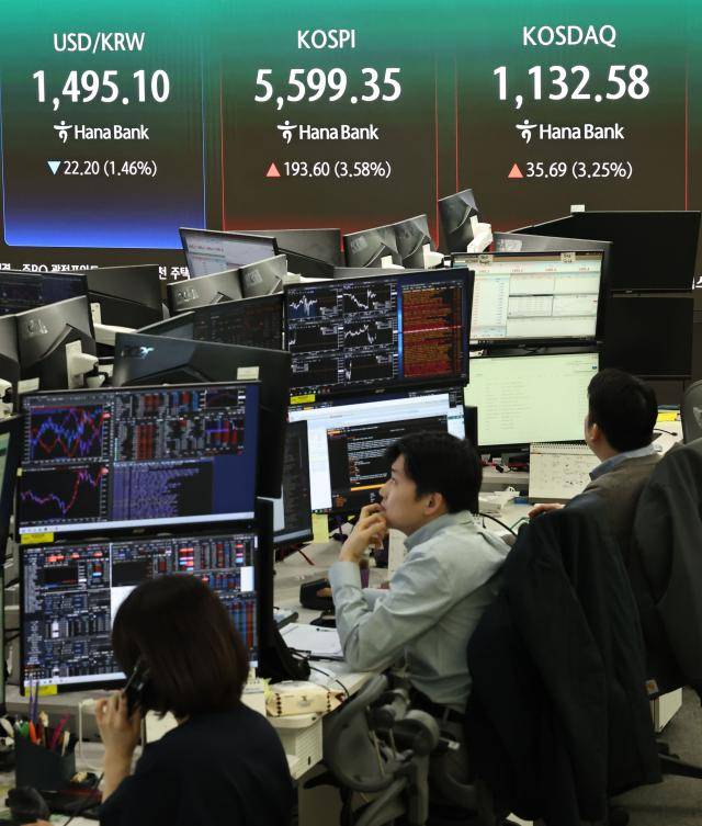 24일 서울 중구 하나은행 딜링룸 현황판에 코스피 지수 등이 표시되고 있다. [사진=연합뉴스]