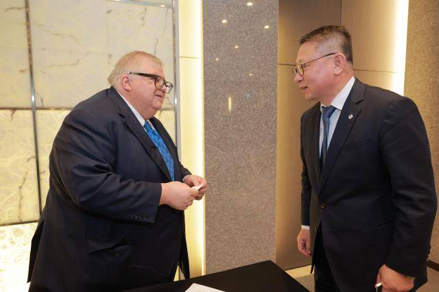 아구스틴 카르스텐스 전 국제결제은행(BIS) 사무총장과 정진완 우리은행장이 24일 오후 서울 중구 더플라자호텔에서 열린 '2026 APFF' 전야제 행사에서 인사를 나누고 있다. [사진=유대길 기자]