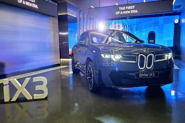 BMW 차징 허브 라운지 충전 구역에 전시된 ‘BMW 중형 전기 SUV iX3’. 김상욱 기자