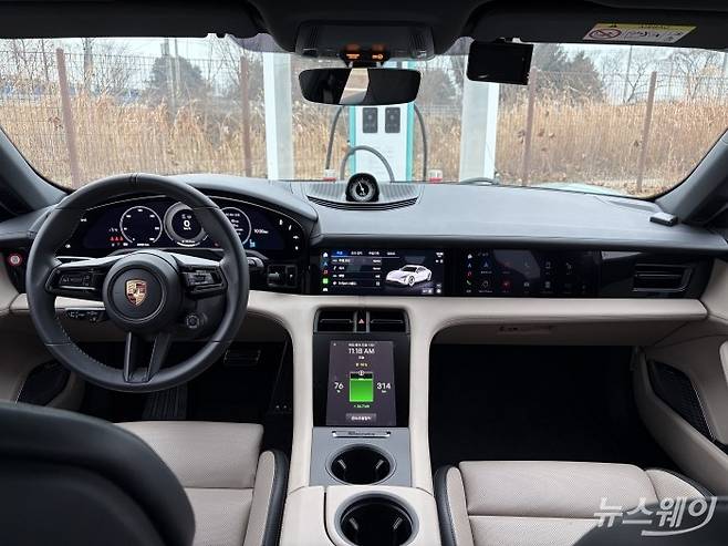 포르쉐 타이칸 실내. 사진=권지용 기자