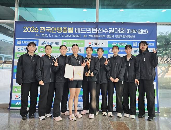 화순군청 배드민턴 선수단이 단체전 3위를 축하하고 있다. /사진=화순군