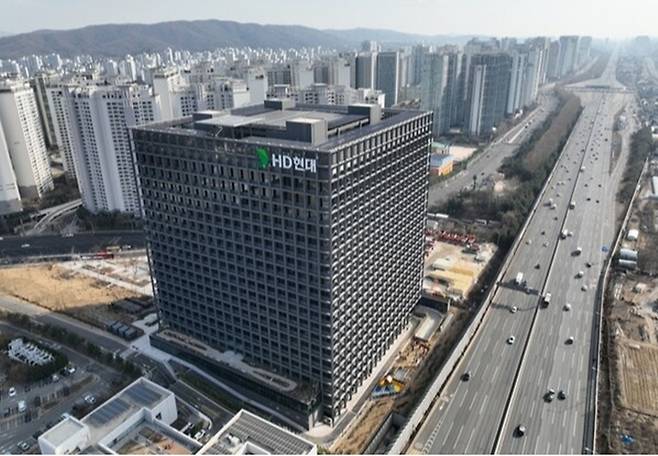 HD현대그룹 조선부문 중간지주사 HD한국조선해양의 분리선출 감사위원 후보를 향해 독립성 우려가 제기되고 있다. / HD현대