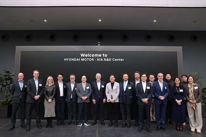 빌 윈터스 스탠다드차타드(SC)그룹 회장(왼쪽에서 일곱 번째)과 SC그룹 경영진이 최근 현대차그룹 남양연구소를 방문해 기념 촬영을 하고 있다. (사진=빌 윈터스 회장 링크드인)