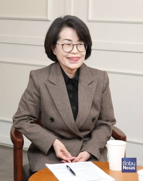 조용남 한국보육진흥원 원장은 베이비뉴스 '데스크가 만난 사람' 인터뷰를 통해 "영유아를 키우고 있는 부모님들, 그리고 앞으로 부모가 될 예비 부모님들 모두에게 말씀드리고 싶다"면서 "한국보육진흥원이 곁에 있다는 사실이 아이를 낳고 키우는 과정에서 든든한 힘이 될 수 있도록 노력하겠다"고 말했다. 이효상 기자 ⓒ베이비뉴스