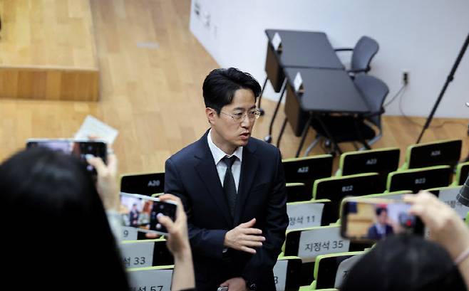 네이버 사내이사로 선임된 김희철 CFO가 23일 주주총회 이후 기자들과 만나 이야기를 나누고 있다.(사진=네이버)