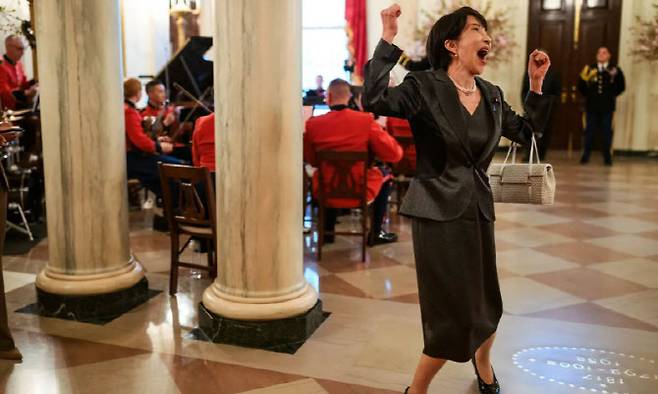 이 장면은 다카이치 총리가 일본 록밴드 '엑스 재팬(X Japan)'의 곡 '러스티 네일(Rusty Nail)' 연주에 맞춰 반응한 순간으로 전해졌다. (사진=백악관 홈페이지)