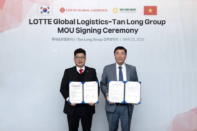 지난 23일 협약식에 참석한 강병구 롯데글로벌로지스 대표이사(사진 왼쪽)와 쯔엉 시 바 떤롱그룹 회장이 기념 사진을 촬영하고 있다. (사진=롯데글로벌로지스)