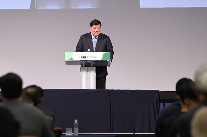 24일 인천 송도 연수구 송도컨벤시아에서 진행한 '제35회 정기주주총회'에서 의장을 맡은 서정진 셀트리온그룹 회장이 의사진행 발언을 하고 있다.(사진=셀트리온)